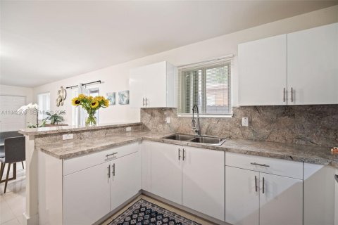 House in Miami, Florida 4 bedrooms, 130.06 sq.m. № 1836190 - photo 3