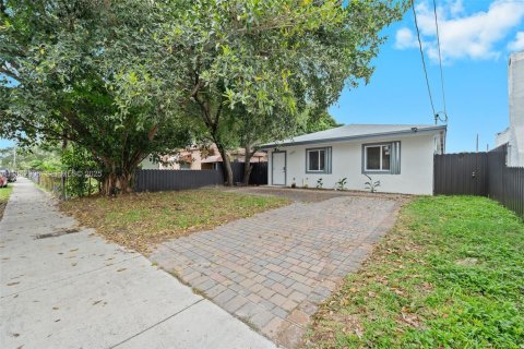 House in Miami, Florida 4 bedrooms, 130.06 sq.m. № 1836190 - photo 24