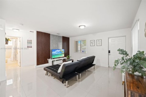 House in Miami, Florida 4 bedrooms, 130.06 sq.m. № 1836190 - photo 12