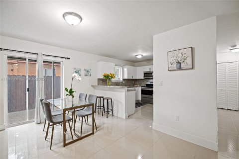 House in Miami, Florida 4 bedrooms, 130.06 sq.m. № 1836190 - photo 8