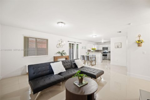 House in Miami, Florida 4 bedrooms, 130.06 sq.m. № 1836190 - photo 9