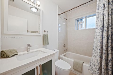 House in Miami, Florida 4 bedrooms, 130.06 sq.m. № 1836190 - photo 16