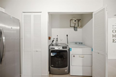 House in Miami, Florida 4 bedrooms, 130.06 sq.m. № 1836190 - photo 18