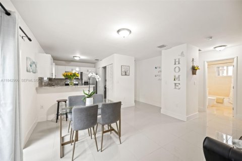 House in Miami, Florida 4 bedrooms, 130.06 sq.m. № 1836190 - photo 7