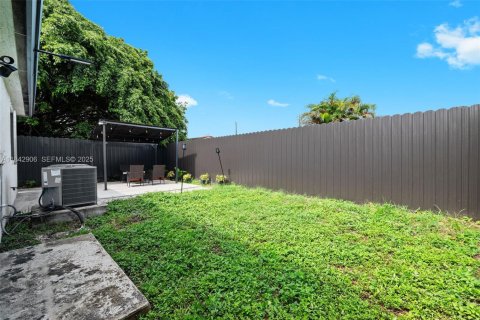 House in Miami, Florida 4 bedrooms, 130.06 sq.m. № 1836190 - photo 23