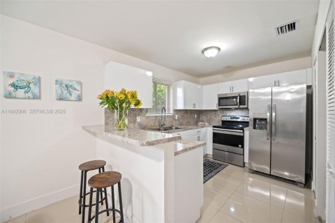 House in Miami, Florida 4 bedrooms, 130.06 sq.m. № 1836190 - photo 2