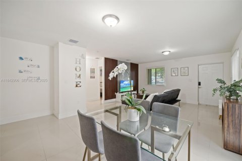 House in Miami, Florida 4 bedrooms, 130.06 sq.m. № 1836190 - photo 6