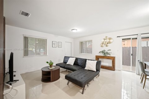 House in Miami, Florida 4 bedrooms, 130.06 sq.m. № 1836190 - photo 11