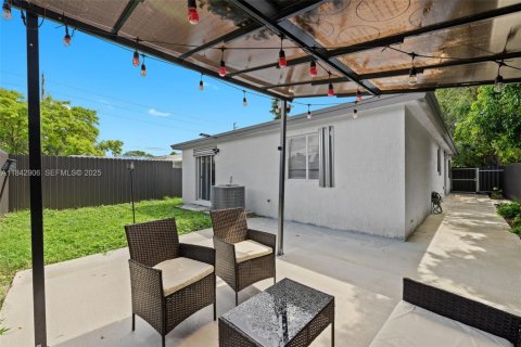 House in Miami, Florida 4 bedrooms, 130.06 sq.m. № 1836190 - photo 19