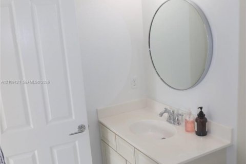 House in Jupiter, Florida 4 bedrooms, 224.92 sq.m. № 2428244 - photo 25