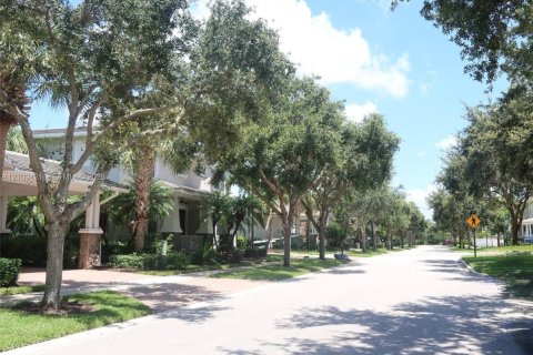 House in Jupiter, Florida 4 bedrooms, 224.92 sq.m. № 2428244 - photo 4