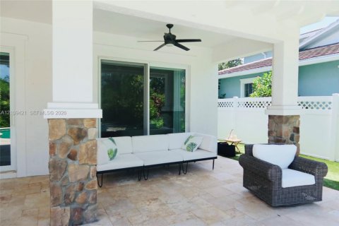 House in Jupiter, Florida 4 bedrooms, 224.92 sq.m. № 2428244 - photo 9