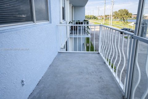 Condominio en venta en West Palm Beach, Florida, 1 dormitorio, 78.5 m2 № 2072506 - foto 10