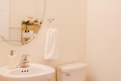 Touwnhouse à vendre à Hialeah, Floride: 3 chambres, 158.68 m2 № 2011024 - photo 12