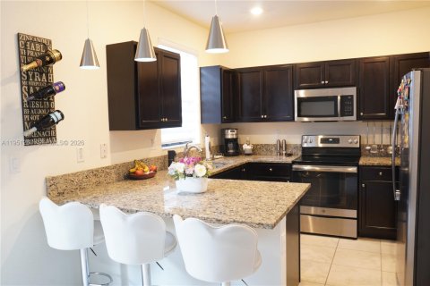 Touwnhouse à vendre à Hialeah, Floride: 3 chambres, 158.68 m2 № 2011024 - photo 3