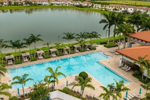 Touwnhouse à vendre à Hialeah, Floride: 3 chambres, 158.68 m2 № 2011024 - photo 20