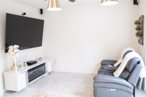Touwnhouse à vendre à Hialeah, Floride: 3 chambres, 158.68 m2 № 2011024 - photo 10