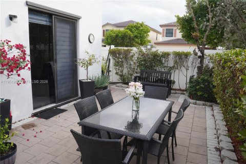 Touwnhouse à vendre à Hialeah, Floride: 3 chambres, 158.68 m2 № 2011024 - photo 4