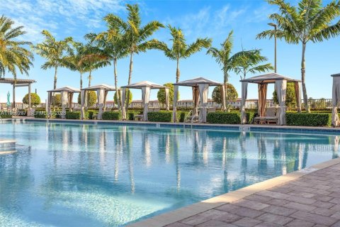 Touwnhouse à vendre à Hialeah, Floride: 3 chambres, 158.68 m2 № 2011024 - photo 24