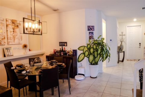 Touwnhouse à vendre à Hialeah, Floride: 3 chambres, 158.68 m2 № 2011024 - photo 2