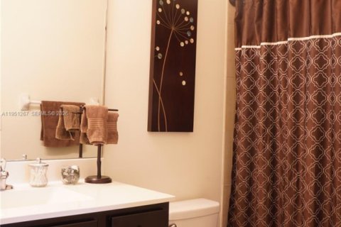 Touwnhouse à vendre à Hialeah, Floride: 3 chambres, 158.68 m2 № 2011024 - photo 13