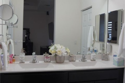 Touwnhouse à vendre à Hialeah, Floride: 3 chambres, 158.68 m2 № 2011024 - photo 14