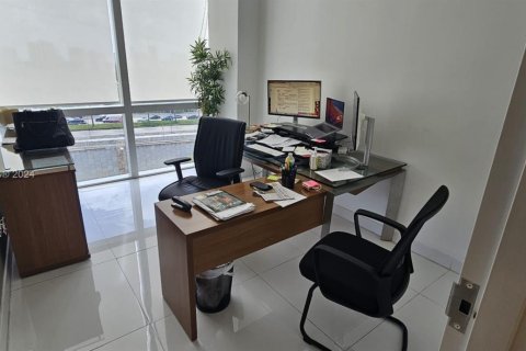 Bureau à louer à Aventura, Floride № 1183212 - photo 1
