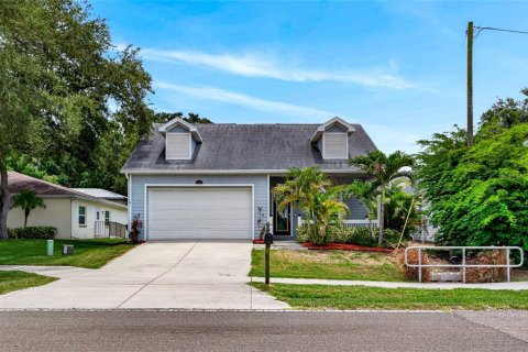 House in Dunedin, Florida 3 bedrooms, 141.21 sq.m. № 2195584 - photo 4