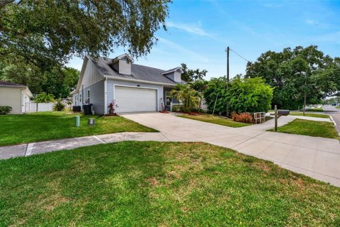 House in Dunedin, Florida 3 bedrooms, 141.21 sq.m. № 2195584 - photo 2
