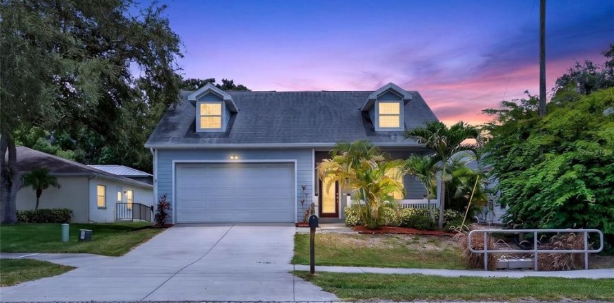 House in Dunedin, Florida 3 bedrooms, 141.21 sq.m. № 2195584