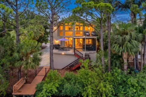 House in Palm Harbor, Florida 3 bedrooms, 194.91 sq.m. № 2333857