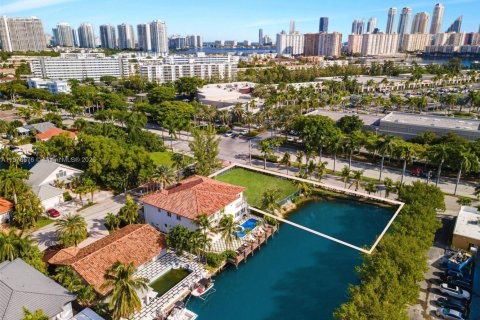 House in North Miami Beach, Florida 5 bedrooms, 557.88 sq.m. № 1867625 - photo 13