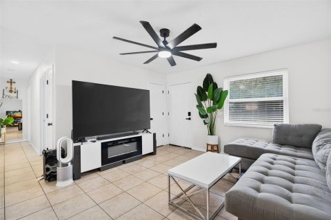 House in Saint Petersburg, Florida 3 bedrooms, 92.81 sq.m. № 1858240 - photo 4