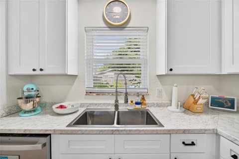 House in Saint Petersburg, Florida 3 bedrooms, 92.81 sq.m. № 1858240 - photo 9