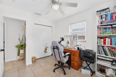 House in Saint Petersburg, Florida 3 bedrooms, 92.81 sq.m. № 1858240 - photo 13