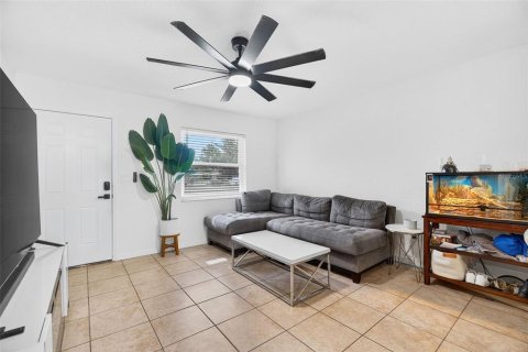House in Saint Petersburg, Florida 3 bedrooms, 92.81 sq.m. № 1858240 - photo 3