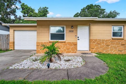House in Saint Petersburg, Florida 3 bedrooms, 92.81 sq.m. № 1858240 - photo 1