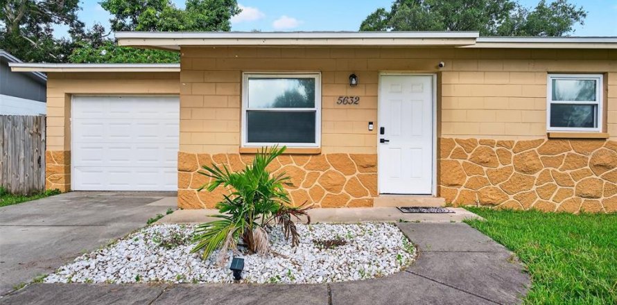 House in Saint Petersburg, Florida 3 bedrooms, 92.81 sq.m. № 1858240
