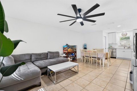 House in Saint Petersburg, Florida 3 bedrooms, 92.81 sq.m. № 1858240 - photo 2