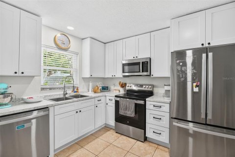 House in Saint Petersburg, Florida 3 bedrooms, 92.81 sq.m. № 1858240 - photo 8