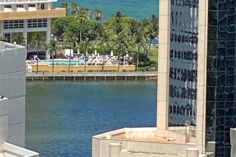 Condo in Miami, Florida, 1 bedroom  № 2013674 - photo 25