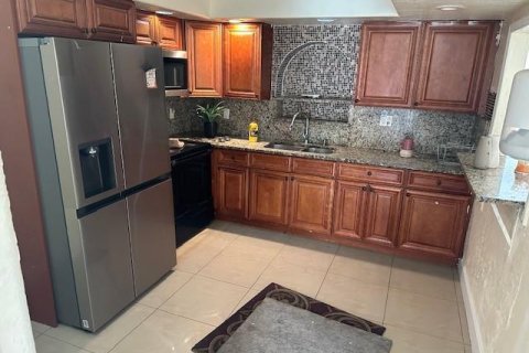 House in North Lauderdale, Florida 3 bedrooms, 167.22 sq.m. № 2392074 - photo 1