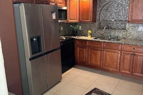 House in North Lauderdale, Florida 3 bedrooms, 167.22 sq.m. № 2392074 - photo 2
