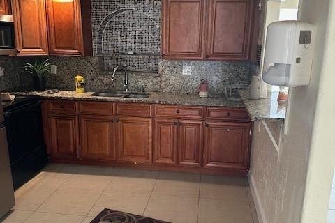 House in North Lauderdale, Florida 3 bedrooms, 167.22 sq.m. № 2392074 - photo 3
