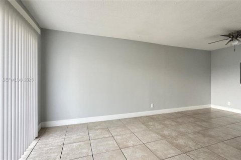 Copropriété à louer à Tamarac, Floride: 1 chambre, 69.68 m2 № 1991230 - photo 3