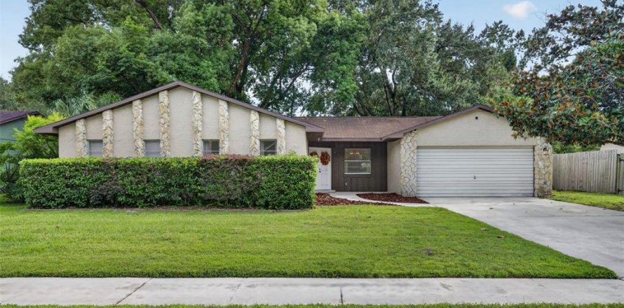 House in Winter Springs, Florida 3 bedrooms, 165.74 sq.m. № 2399137