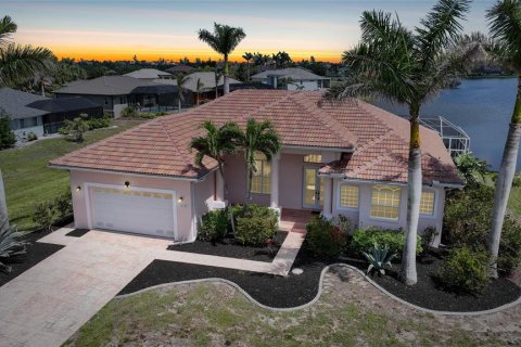 House in Punta Gorda, Florida 3 bedrooms, 211.54 sq.m. № 1567766 - photo 16