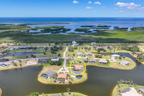 House in Punta Gorda, Florida 3 bedrooms, 211.54 sq.m. № 1567766 - photo 15