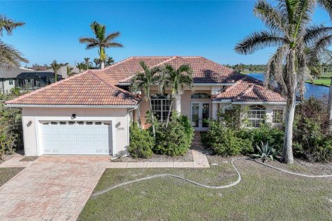 House in Punta Gorda, Florida 3 bedrooms, 211.54 sq.m. № 1567766 - photo 1