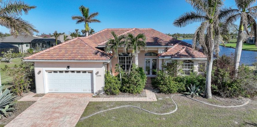 House in Punta Gorda, Florida 3 bedrooms, 211.54 sq.m. № 1567766